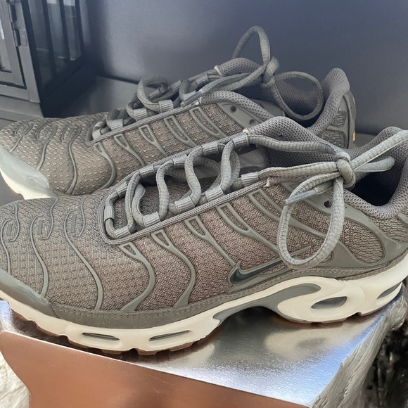 Nike US women’s size 8 sage green sneakers - Picture 1 of 2